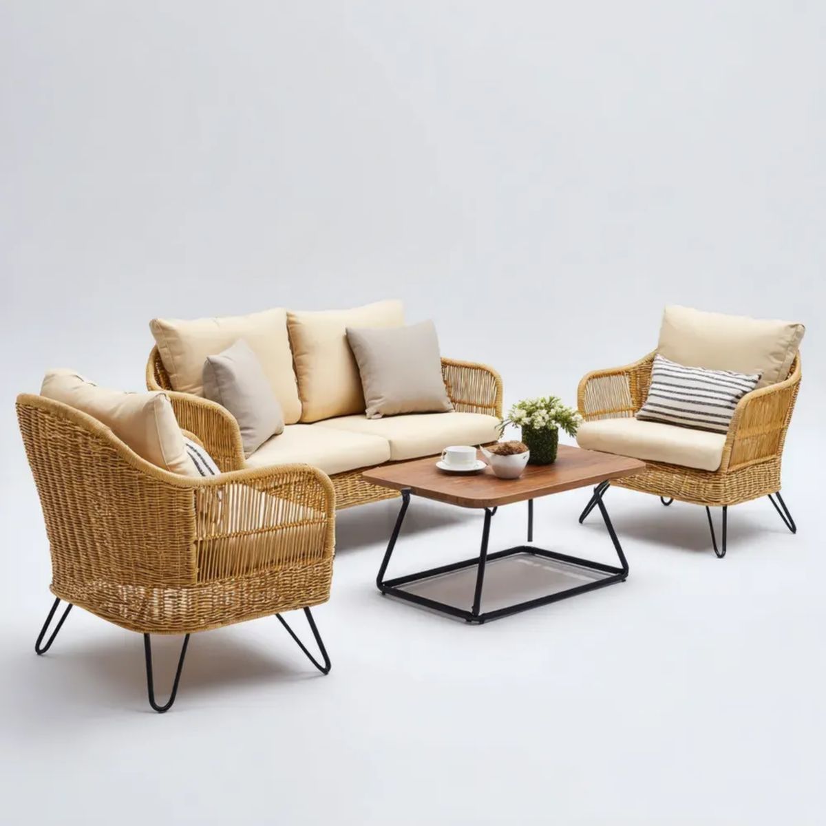 4-częściowy zestaw mebli ogrodowych z rattanu i stali – sofa 140 × 75 × 82 cm, 2 fotele, stolik akacjowy, naturalny/beżowy/czarny/brązowy